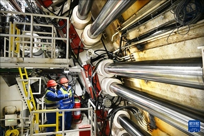 12月30日，中鐵十四局技術(shù)人員在盾構(gòu)掘進(jìn)開始前檢查“海天號(hào)”盾構(gòu)機(jī)。新華社記者 李紫恒 攝