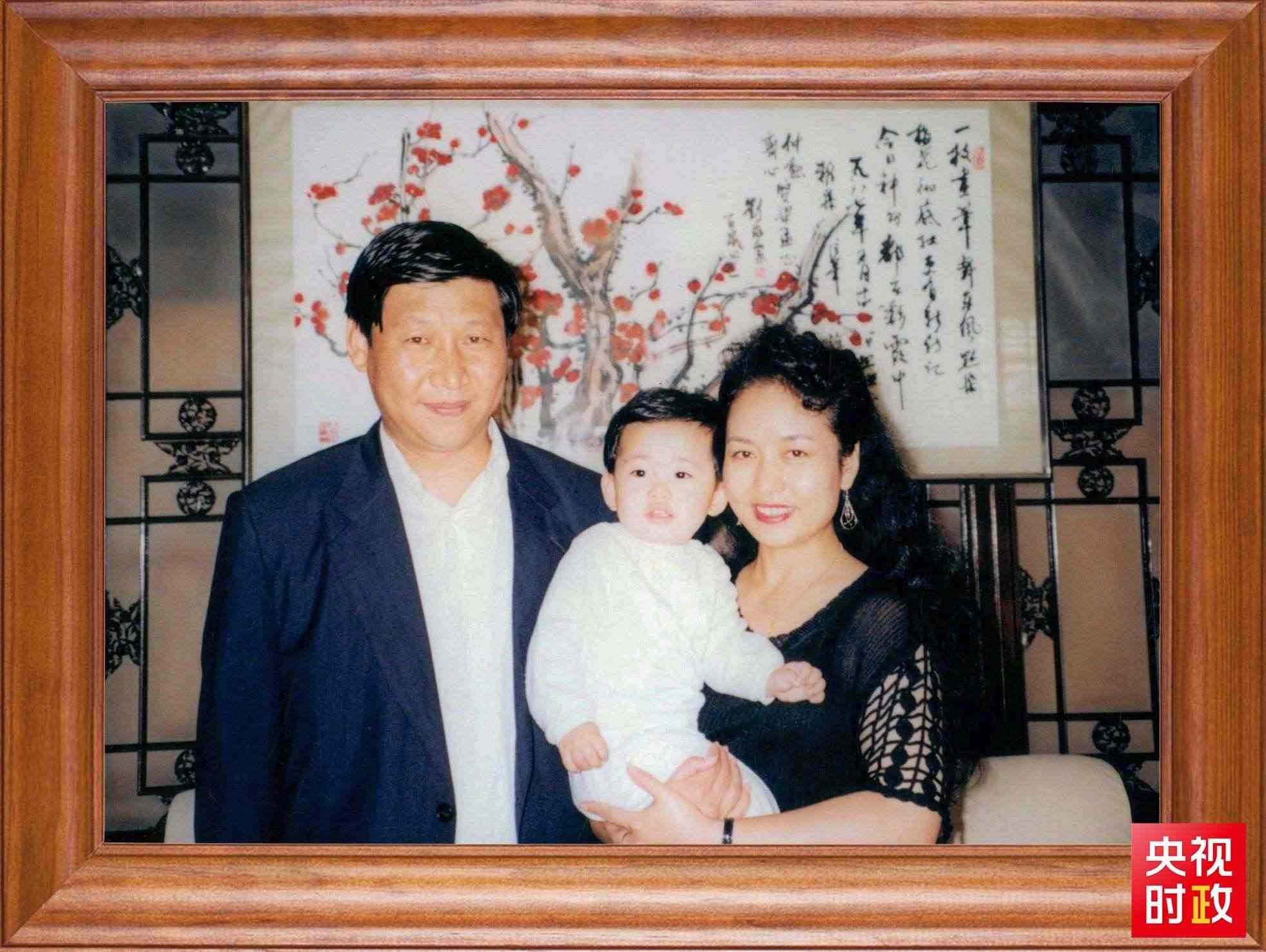 △這是習(xí)近平一家三口的合影。這張照片第一次出現(xiàn)在他的書架上。