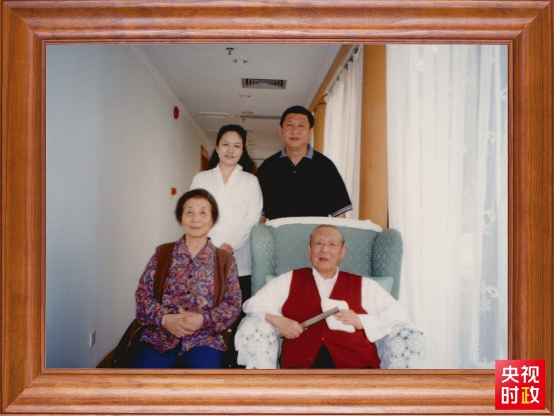 △這是習(xí)近平夫婦同父親習(xí)仲勛、母親齊心的合影。這張照片第一次出現(xiàn)在他的書架上。