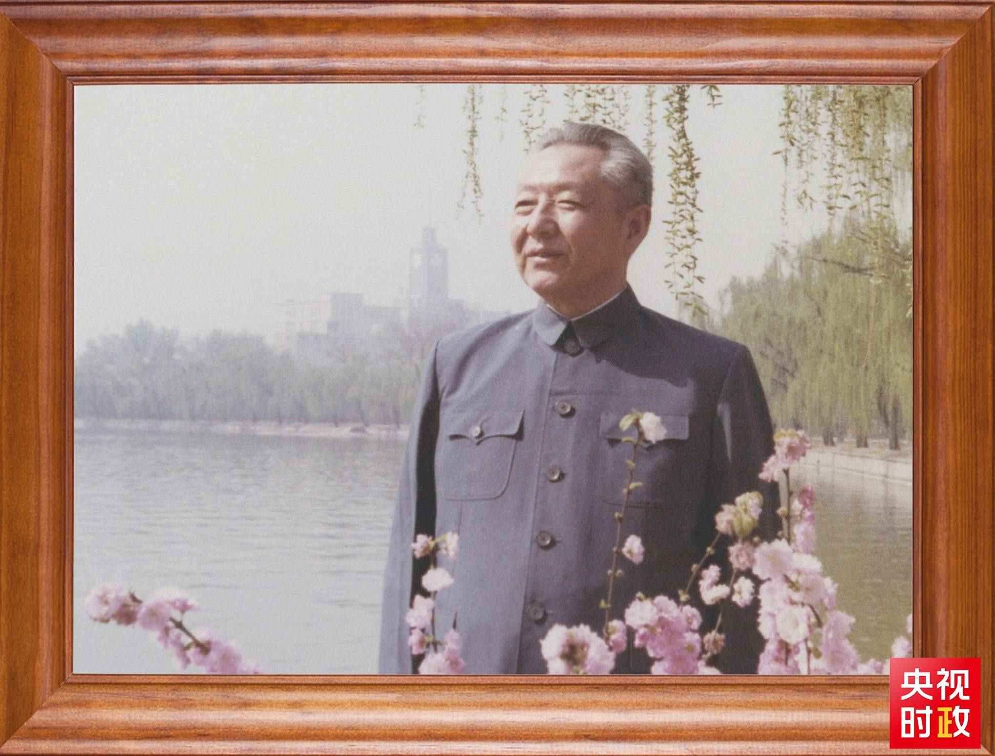 △這是習(xí)近平父親習(xí)仲勛同志的照片。2023年10月15日，是習(xí)仲勛同志誕辰110周年紀(jì)念日。這張照片第一次出現(xiàn)在他的書架上。