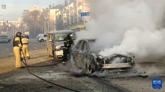 這張俄羅斯緊急情況部12月30日發(fā)布的視頻截圖顯示，在俄羅斯別爾哥羅德市，工作人員在現(xiàn)場救援。新華社發(fā)