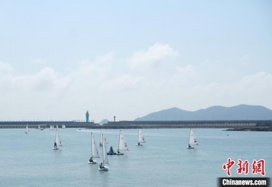 浙江象山，杭州亞運會帆船項目運動員揚(yáng)帆起航。林波 攝