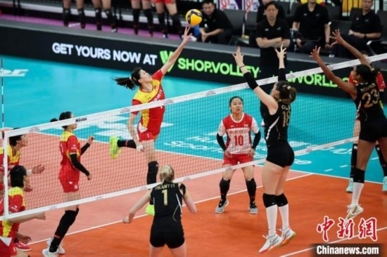 女排世俱杯賽場上，天津渤海銀行女排(紅)對陣巴西海灘女排(黑)。主辦方供圖