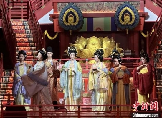 2023年12月31日晚間，在長(zhǎng)安十二時(shí)辰主題街區(qū)進(jìn)行的漢服表演。 中新社記者 張一辰 攝