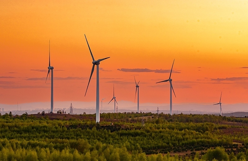 2023年5月23日清晨拍攝的內(nèi)蒙古興安盟烏蘭浩特市呼和馬場風(fēng)力光伏發(fā)電場內(nèi)的風(fēng)機(jī)。