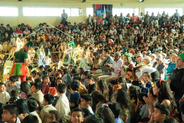 捐贈儀式在埃爾查科市中心的體育館舉行。中國電建厄瓜多爾代表處提供圖
