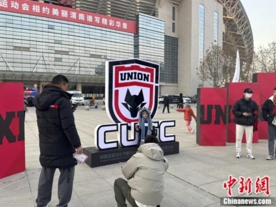 球迷們與隊徽合影。記者 卞立群 攝