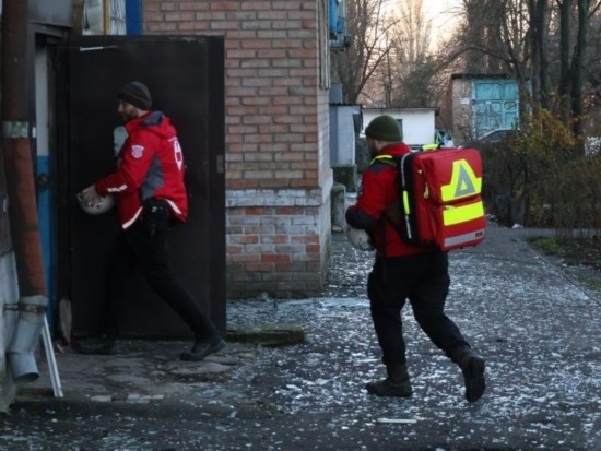  2023年11月25日，烏克蘭紅十字會救援人員在基輔市一棟遭空襲的居民樓實施清理和救助工作。新華社發(fā)（羅曼·佩圖什科夫攝）