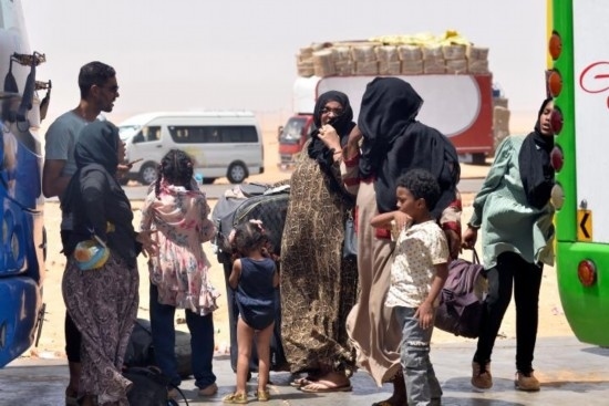  2023年4月27日，在埃及南部與蘇丹交界的阿爾根邊境口岸，人們離開蘇丹進入埃及境內(nèi)。新華社發(fā)（拉德萬攝）