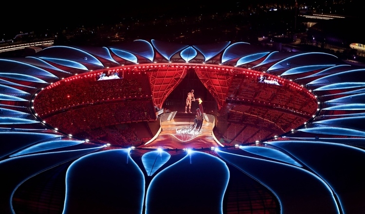 2023年9月23日，最后一棒火炬手汪順和數(shù)字火炬手在杭州亞運(yùn)會(huì)開幕式上點(diǎn)燃主火炬。新華社記者 程婷婷 攝