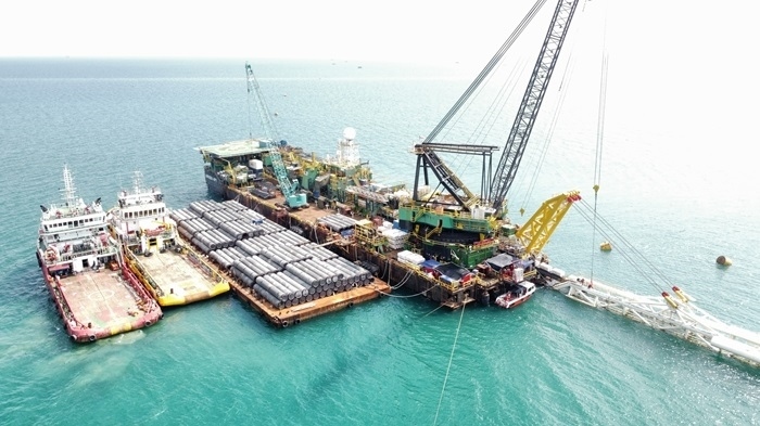 印尼拉維拉維項(xiàng)目52英寸海管拖拉頭準(zhǔn)確抵達(dá)登陸點(diǎn)。主辦方供圖