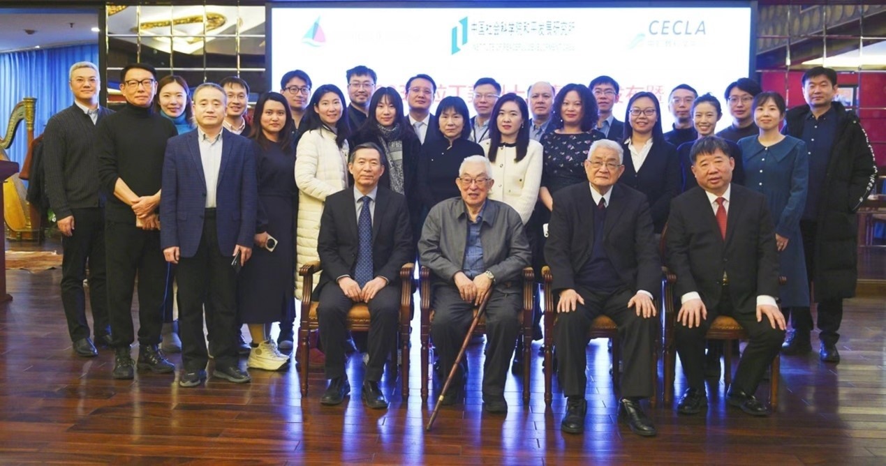 與會(huì)專(zhuān)家學(xué)者舉行合影。主辦方供圖