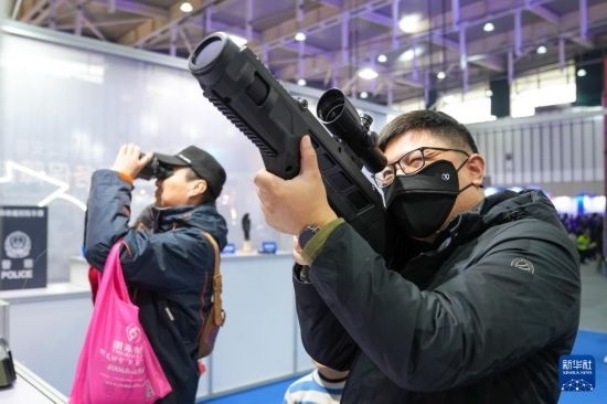 1月6日，觀眾在警營(yíng)開放周活動(dòng)現(xiàn)場(chǎng)體驗(yàn)警用激光炫目槍。