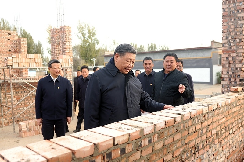 2023年11月10日，習(xí)近平總書記在河北保定涿州市刁窩鎮(zhèn)萬(wàn)全莊村房屋重建施工現(xiàn)場(chǎng)考察。