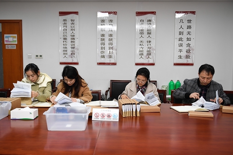 2020年1月8日，浙江寧波市北侖區(qū)紀(jì)委工作人員在檢查北侖區(qū)大數(shù)據(jù)發(fā)展管理中心2019年的公款消費(fèi)票據(jù)，查找是否存在違規(guī)問題。