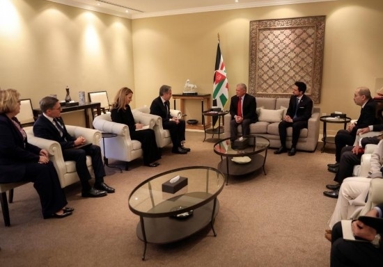 1月7日，約旦國王阿卜杜拉二世（中右）在安曼會見到訪的美國國務卿布林肯（中左）。新華社發(fā)（約旦王宮供圖）