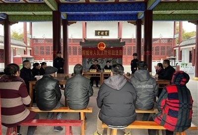  圖③：庭審在謝氏祠堂內進行。