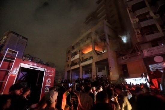 1月2日，人們聚集在黎巴嫩貝魯特南郊的以色列無人機襲擊現場。新華社發(fā)（比拉爾·賈維希攝）