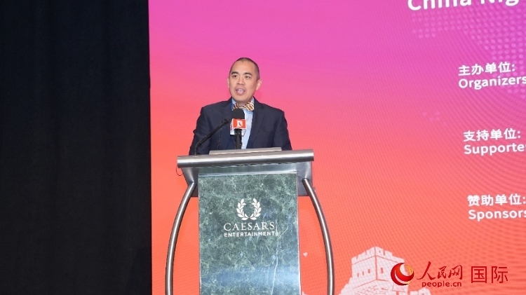 內(nèi)華達(dá)州副州長辦公室幕僚長魯?shù)稀づ撩鲌D安在論壇致辭。人民網(wǎng)記者 鄧圩攝