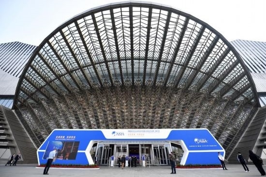 2023年10月30日，參會(huì)嘉賓步入長沙國際會(huì)議中心。當(dāng)日，以“全球發(fā)展 共享安全”為主題的博鰲亞洲論壇全球經(jīng)濟(jì)發(fā)展與安全論壇第二屆大會(huì)在湖南長沙開幕。新華社記者 陳振海 攝