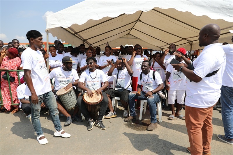 當(dāng)?shù)孛癖姂c祝通車(chē)。中建國(guó)際中西非公司供圖。