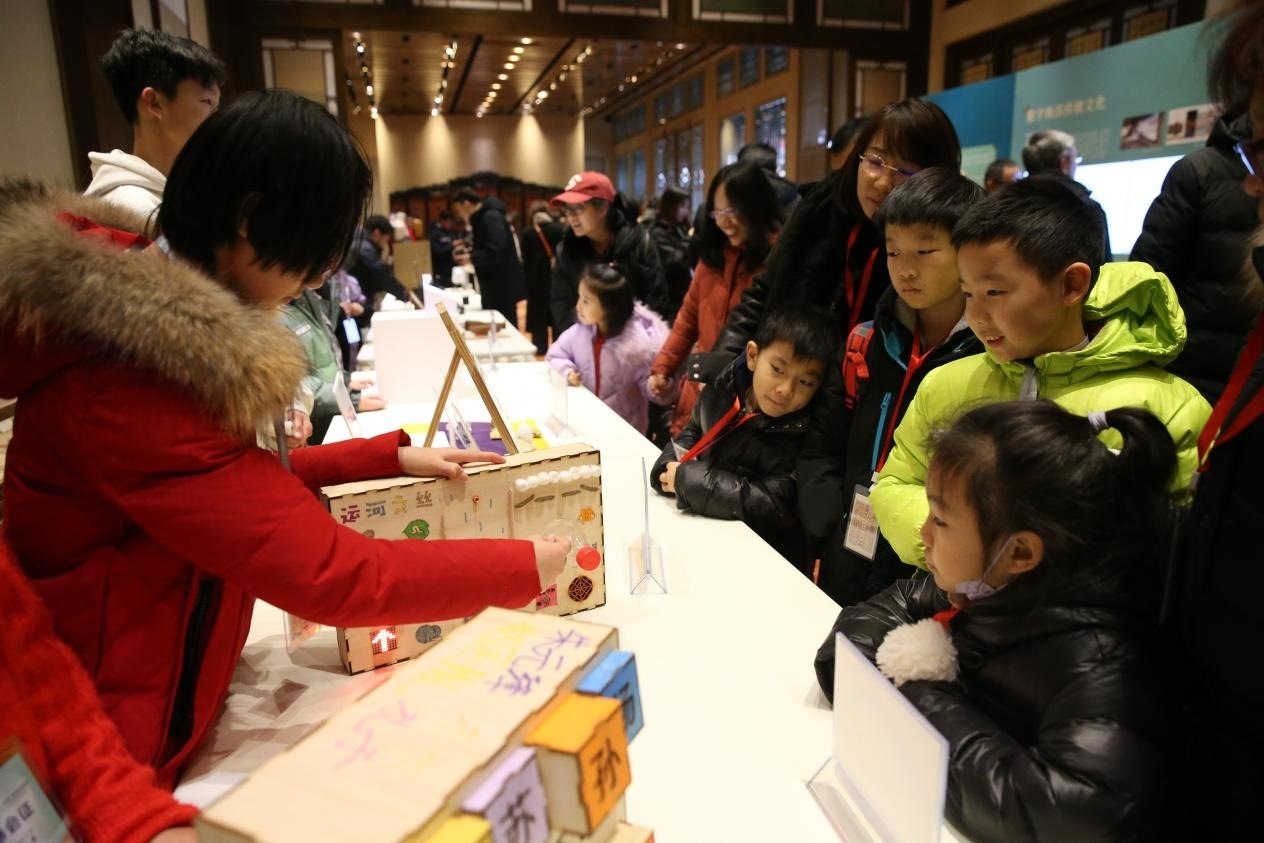 學(xué)生現(xiàn)場演示科創(chuàng)作品。主辦方供圖