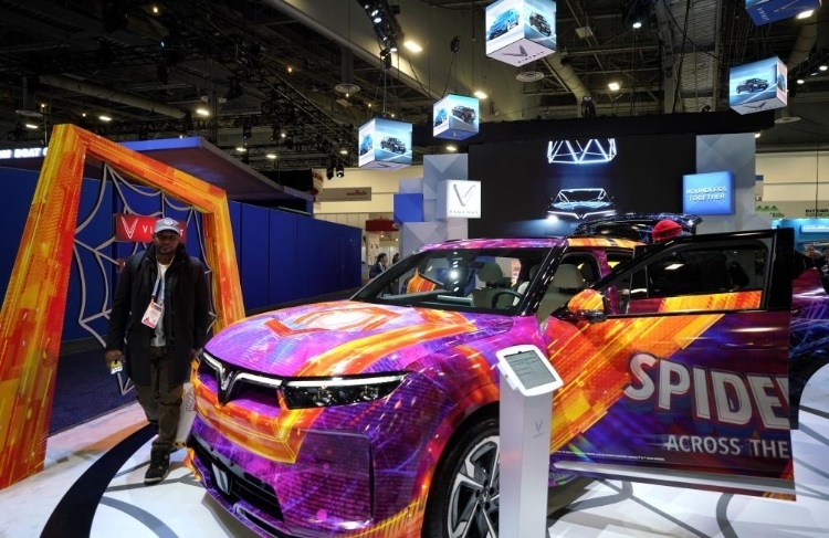 1月11日，人們在美國拉斯維加斯消費電子展越南電動汽車制造商VinFast展臺參觀。新華社記者吳曉凌攝