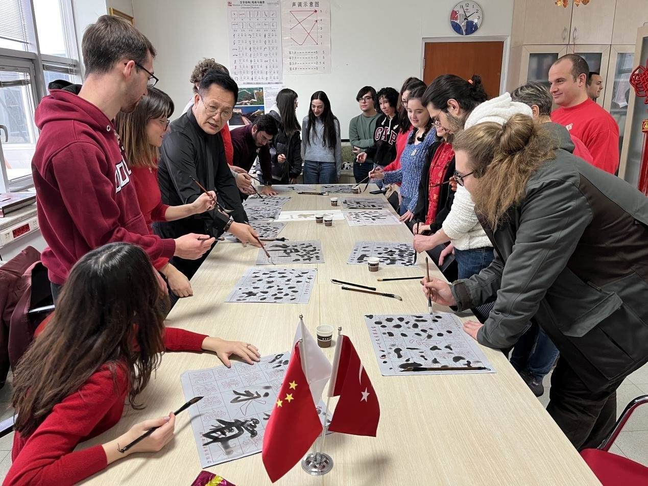 學生體驗書法。中東技術大學孔院供圖