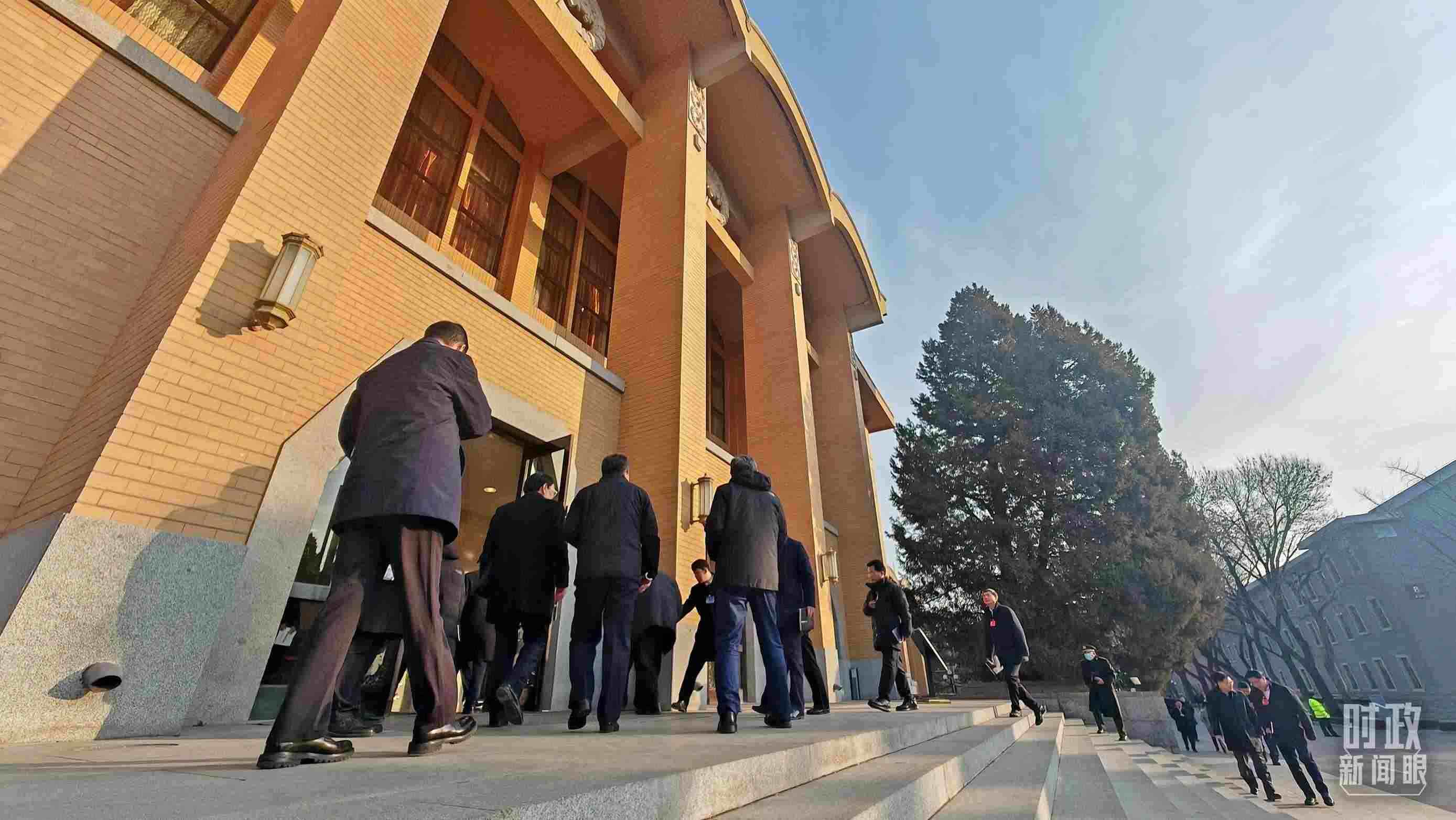 △省部級(jí)主要領(lǐng)導(dǎo)干部推動(dòng)金融高質(zhì)量發(fā)展專題研討班的學(xué)員們正在進(jìn)入會(huì)場(chǎng)。（總臺(tái)央視記者王策拍攝）