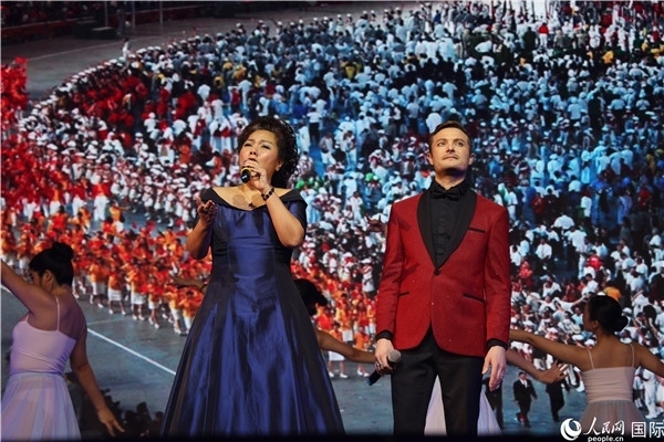 圖為中法藝術(shù)家聯(lián)袂演唱《我和你》。人民網(wǎng)記者 尚凱元攝