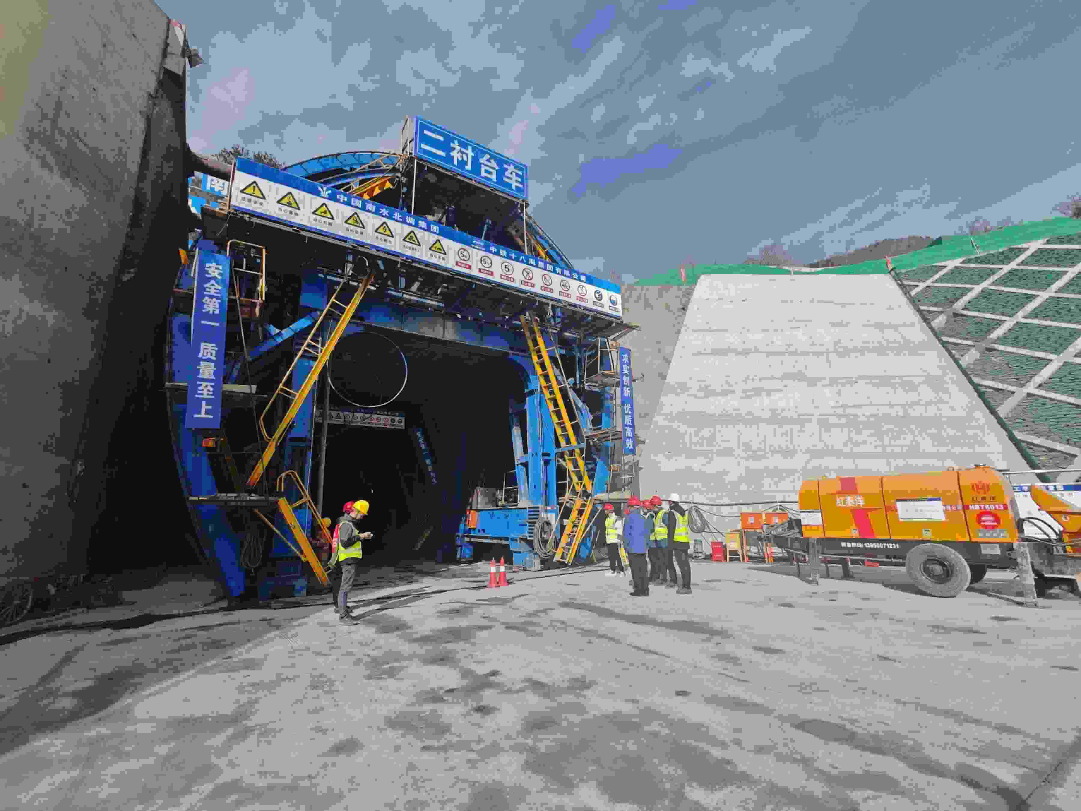 湖北省襄陽市?？悼h馬良鎮(zhèn)的引江補(bǔ)漢工程輸水隧洞8號平洞施工現(xiàn)場。受訪者供圖