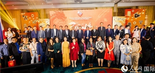 出席駐菲律賓使館2024年新年媒體沙龍部分嘉賓代表合影。人民網(wǎng)記者樊帆 攝
