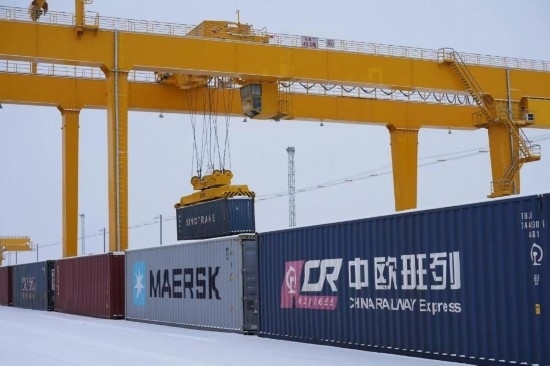 霍爾果斯口岸鐵路換裝場(chǎng)內(nèi)正在進(jìn)行集裝箱換裝作業(yè)。（受訪單位供圖）