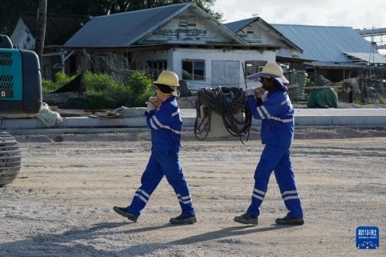 1月18日，工作人員在瑙魯艾沃港碼頭升級(jí)改造項(xiàng)目工地工作。新華社記者 王申 攝