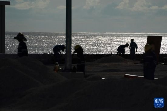 1月18日，工作人員在瑙魯艾沃港碼頭升級(jí)改造項(xiàng)目工地工作。新華社記者 王申 攝