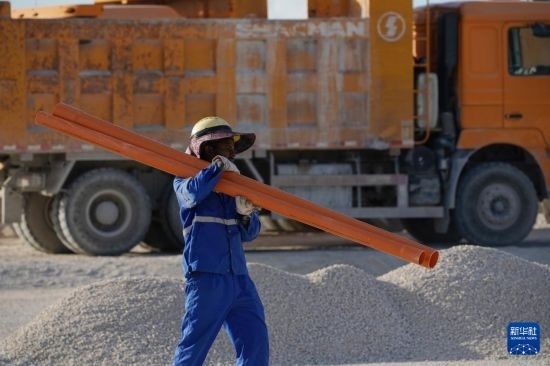 1月18日，工作人員在瑙魯艾沃港碼頭升級(jí)改造項(xiàng)目工地工作。新華社記者 王申 攝