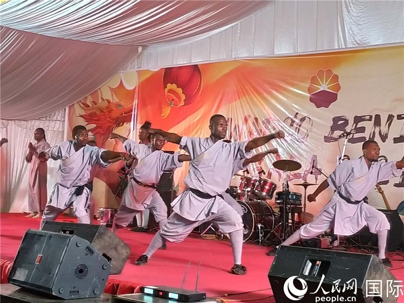 貝寧中國文化中心武術隊在進行表演。人民網記者 黃培昭攝