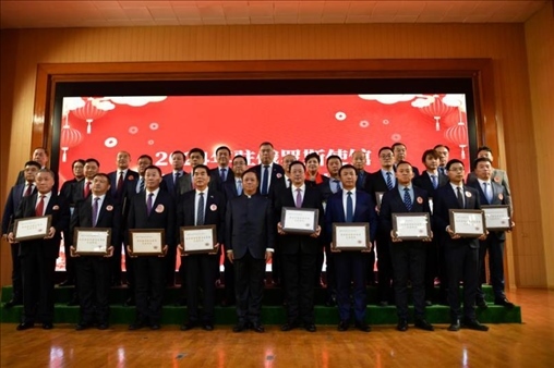 張漢暉為獲獎單位和個人頒發(fā)獎狀。駐俄羅斯使館供圖