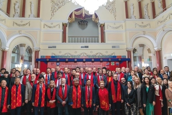 中俄書法美術作品聯展與會來賓共同合影留念。駐俄羅斯使館供圖