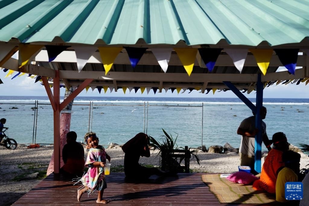 1月20日，當(dāng)?shù)厝嗽阼斠惶幒┬蓍e娛樂。新華社記者 王申 攝