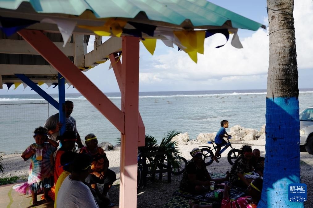 1月20日，當(dāng)?shù)厝嗽阼斠惶幒┬蓍e娛樂。新華社記者 王申 攝