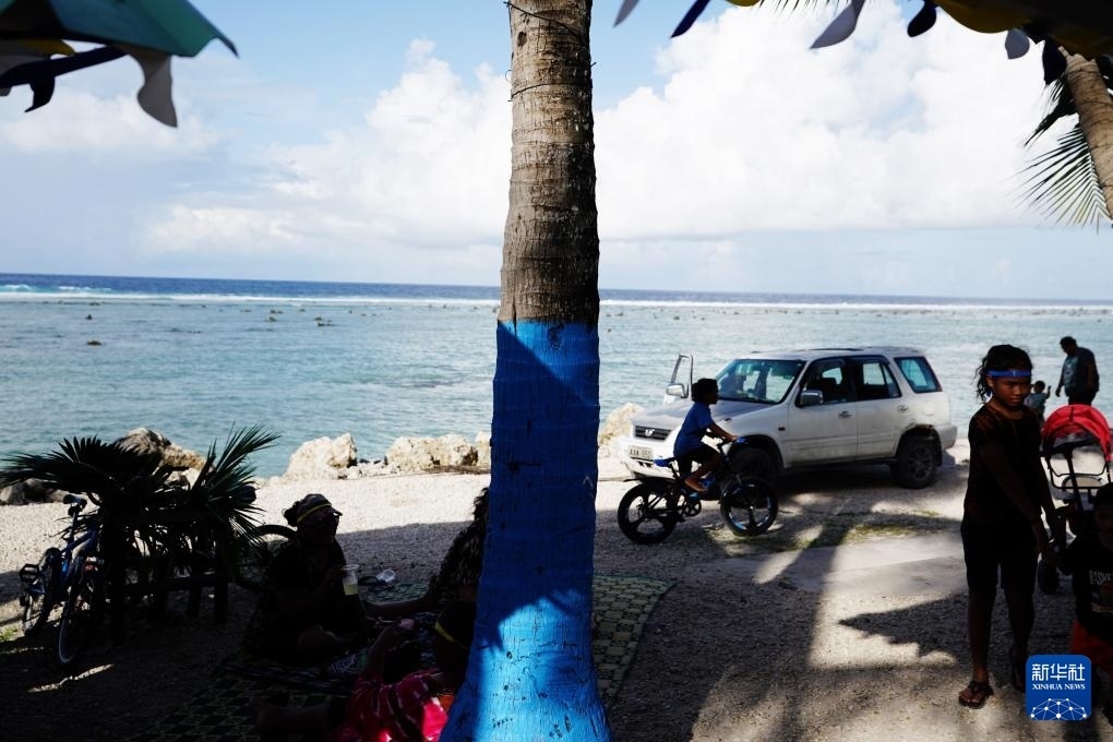 1月20日，當(dāng)?shù)厝嗽阼斠惶幒┬蓍e娛樂。新華社記者 王申 攝