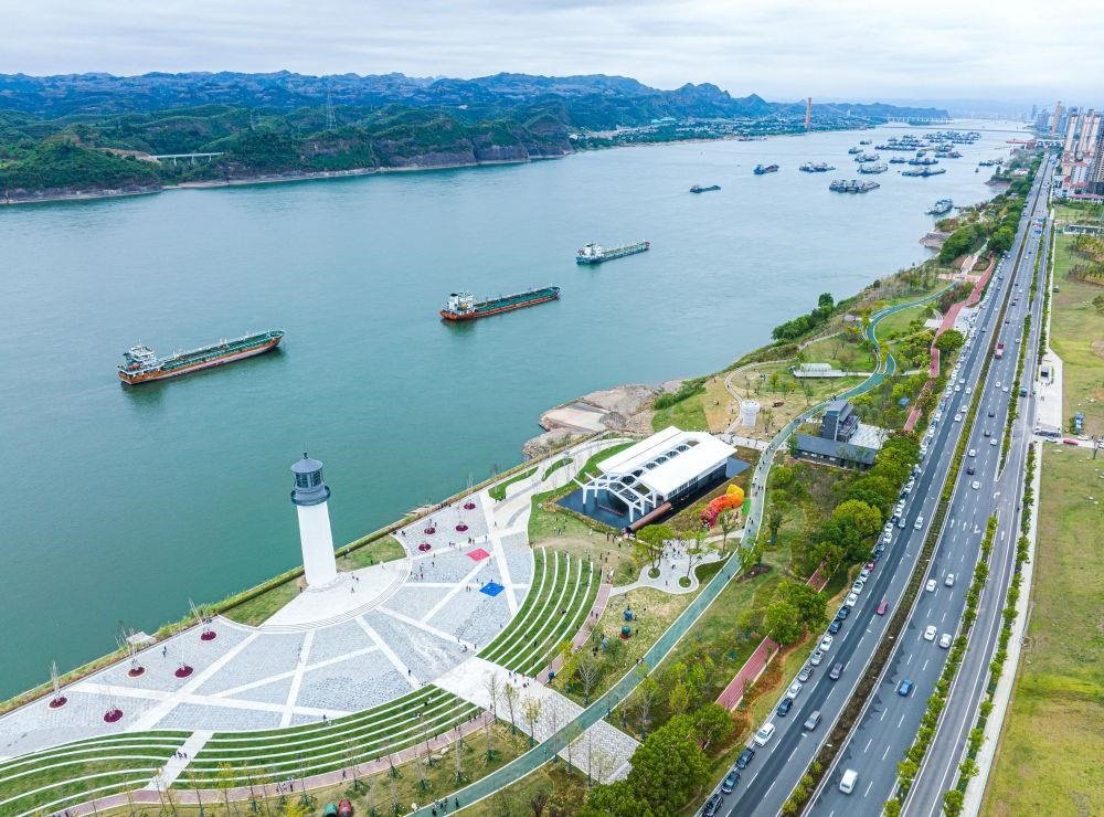 △湖北宜昌市濱江公園燈塔廣場(chǎng)。該廣場(chǎng)是在實(shí)施岸線復(fù)綠等綜合措施后，由老舊碼頭改造而成。