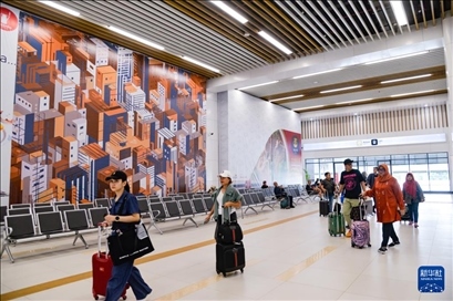 1月24日，在印度尼西亞雅加達哈利姆站，乘客在候車大廳內(nèi)行走。新華社記者 徐欽 攝