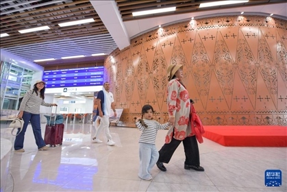 1月24日，在印度尼西亞雅加達哈利姆站，乘客在候車大廳內(nèi)行走。新華社記者 徐欽 攝