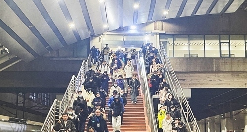 2024年鐵路春運今日啟動，旅客進入站臺準備乘車。人民網記者 喬雪峰攝