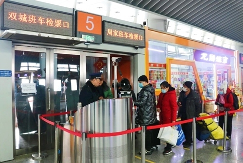 哈西公路客運站內旅客檢票排隊上車。黑龍江省交通運輸廳供圖