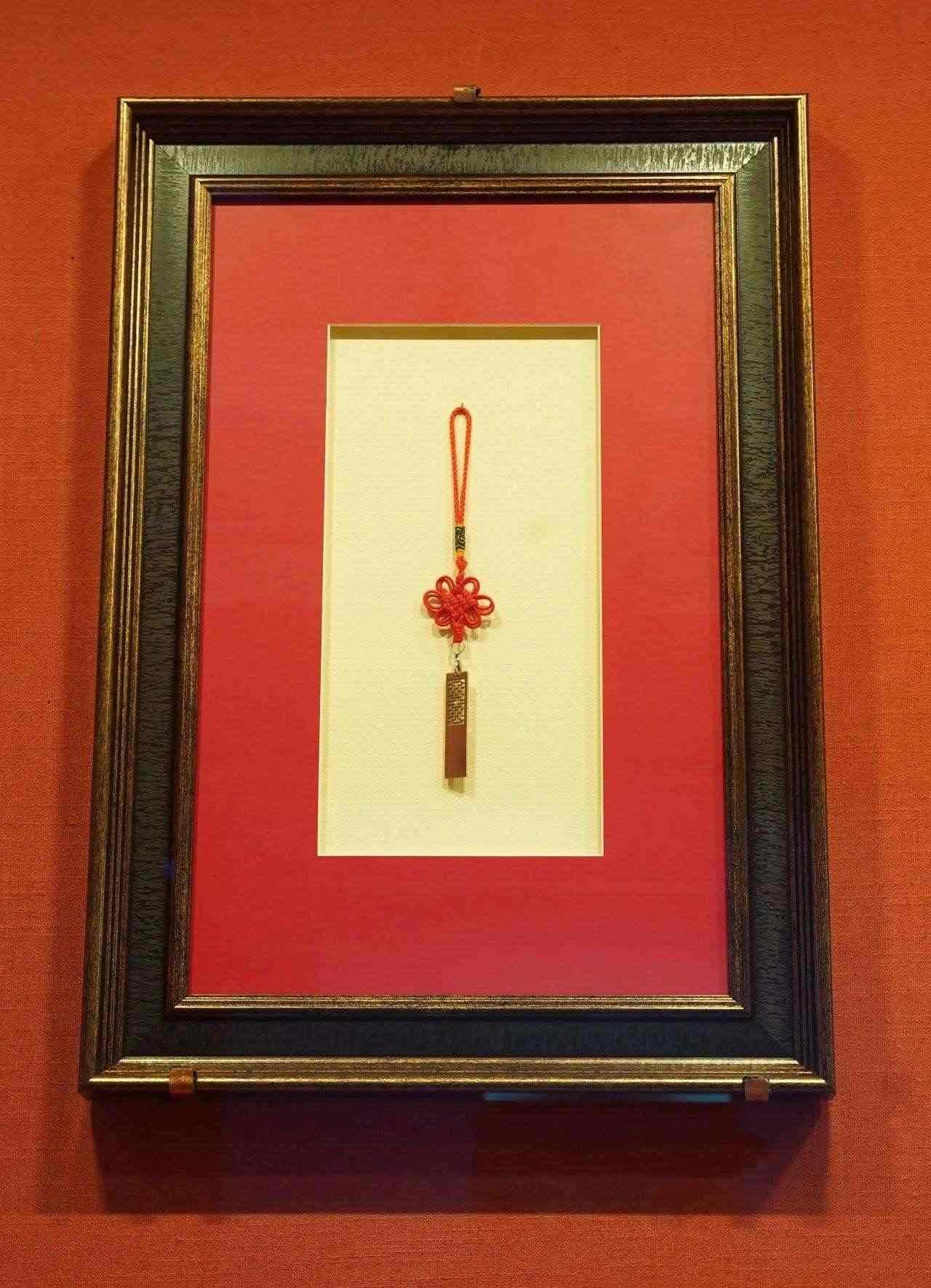 2017年5月，時(shí)任肯尼亞總統(tǒng)烏胡魯·肯雅塔贈(zèng)送習(xí)近平主席的蒙內(nèi)鐵路紀(jì)念U盤(pán)。