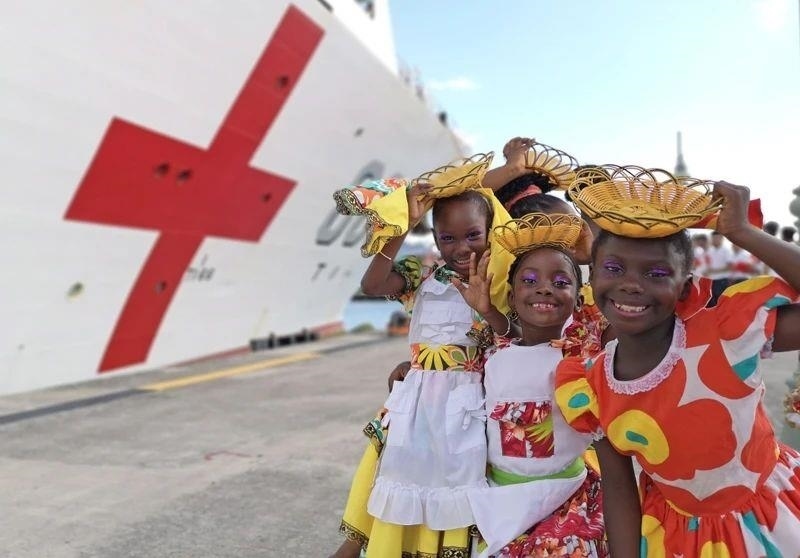 2018年10月，在安提瓜和巴布達(dá)首都圣約翰，當(dāng)?shù)匦∨笥焉泶﹤鹘y(tǒng)服裝歡迎中國(guó)海軍“和平方舟”醫(yī)院船首次到訪。