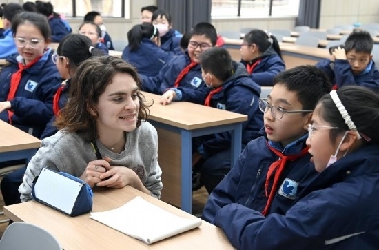  2023年12月18日，在西安新城區(qū)后宰門小學進行的中法校園文化周法語語言沙龍上，西安法語聯盟的老師與學生進行互動。新華社記者 劉瀟 攝